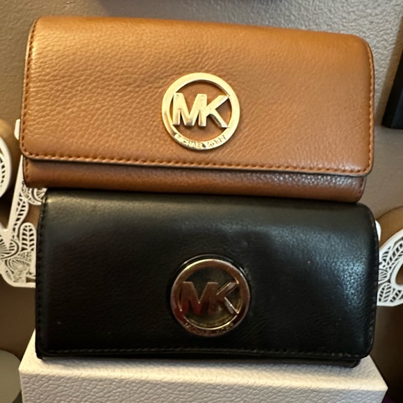 Michael Kors Handbags - GUC Michaels Kors Fulton Brown Leather Flap CONTINENTAL Wallet